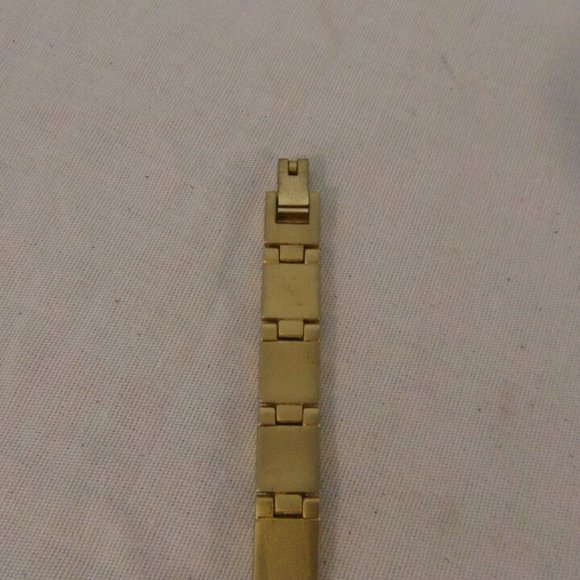 WOMENs CARRIAGE GOLD SILVER STAINLESS STEEL BACK BASE METAL BEZEL WATCH NM 00495 main image 10